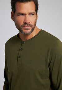 JP1880 HENLEY, KNOPENLIJST, T/M - Langarmshirt - donkerkaki