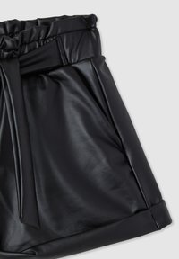 Pantaloni corti in pelle nera con vita arricciata e laccio in tessuto. Texture liscia e dettaglio con fondo piegato.