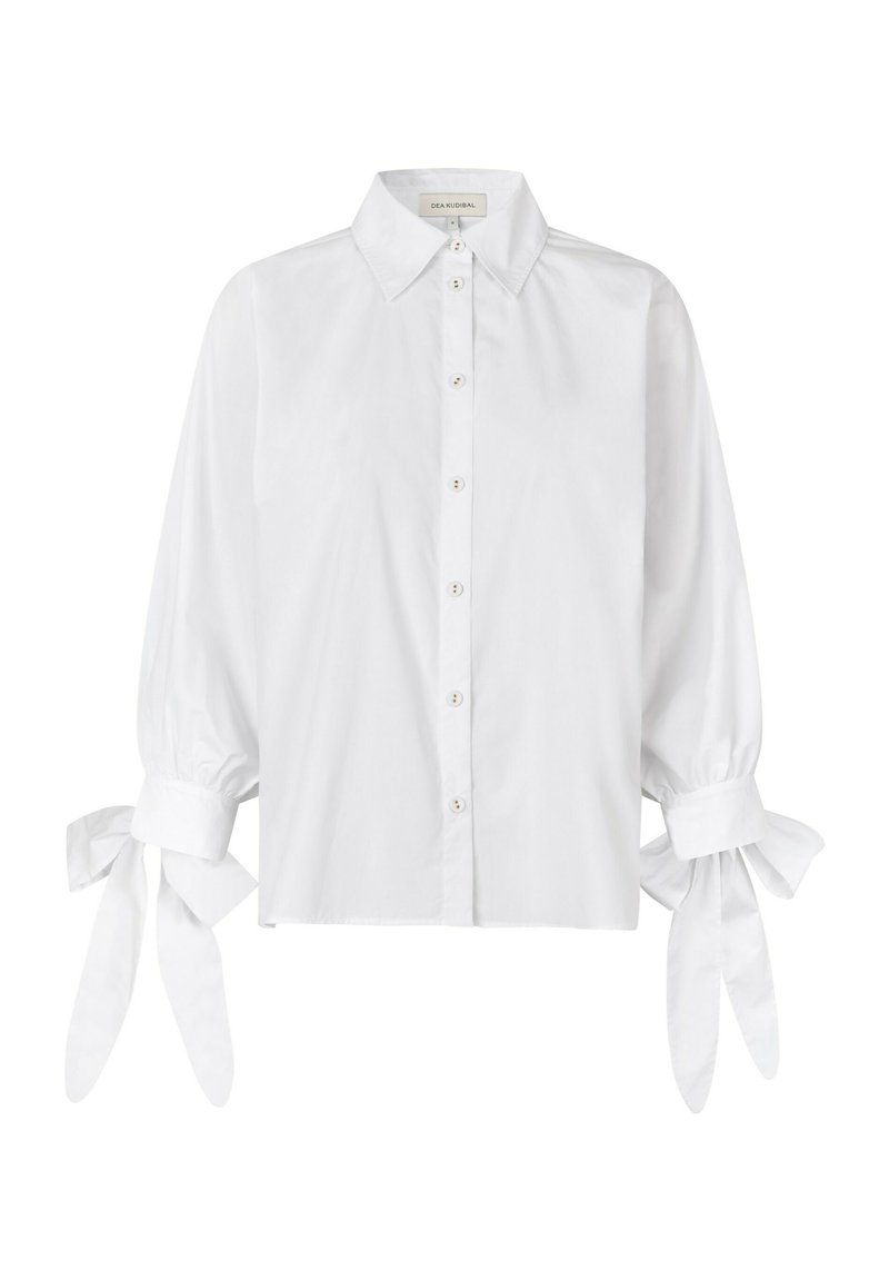 Witte button-up shirt met een spitse kraag, ballonmouwen en striksluitingen bij de manchetten. Gemaakt van een soepele katoenen stof.