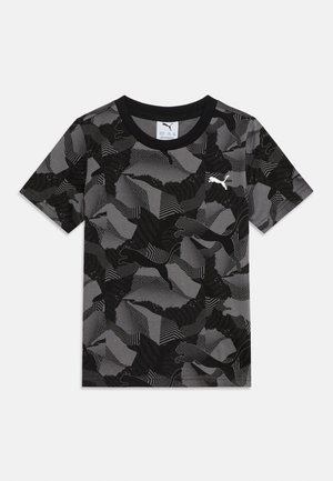 Barn T-skjorte med korte ermer i grått og svart kamuflasjemønster med abstrakte mønstre og en hvit Puma-logo på brystet.
