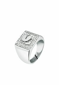 Anello argentato con faccia quadrata, con un design in rilievo e circondato da strass. Finitura liscia e lucida; firma incisa all'interno.