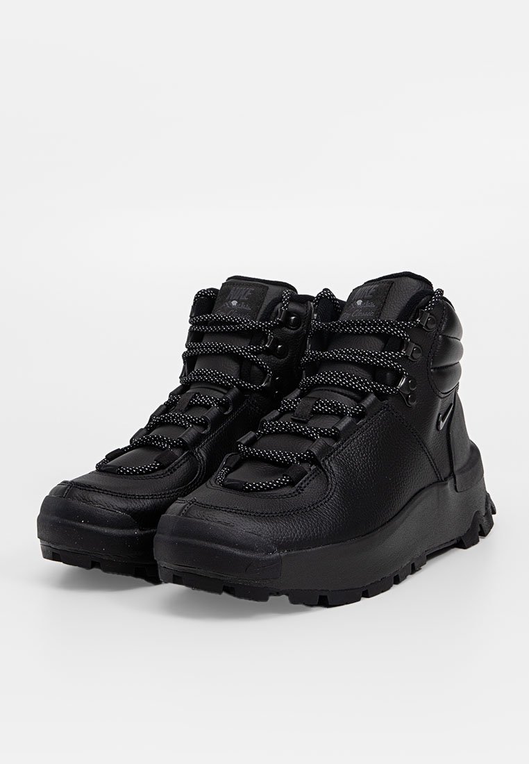 Bottes de randonnée noires avec tige en cuir texturé, col rembourré et lacets à motif noir et blanc. Dotées d'une semelle en caoutchouc robuste pour une bonne traction.