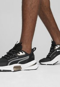 Puma PWRFRAME TR 3 - Hardloopschoenen voor op de weg - black- white-strong gray