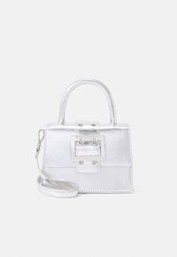 Sac à main en métal argenté avec une forme structurée, une anse supérieure, une bandoulière amovible et une boucle carrée proéminente à l'avant.