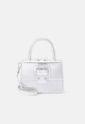 Sac à main en métal argenté avec une forme structurée, une anse supérieure, une bandoulière amovible et une boucle carrée proéminente à l'avant.