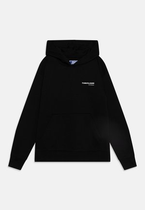 Czarna bluza z kapturem wykonana z miękkiego materiału; posiada kieszeń kangurkę oraz małe białe logo na piersi.