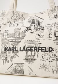 Platnena torba s crnim skicama pariške arhitekture i kafića, s natpisom "KARL LAGERFELD" istaknutim.