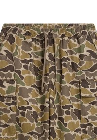 Camo cargo broek in tinten bruin, groen en beige. Voorzien van een elastische tailleband, trekkoord en twee zijzakken met flap.
