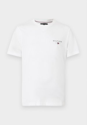 Weißes Baumwoll-T-Shirt mit kurzen Ärmeln, V-Ausschnitt und gesticktem "HILFIGER 1985"-Logo auf der linken Brust. Glatte Textur mit klassischer Passform.