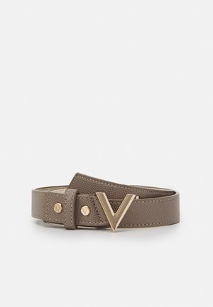 Ceinture en cuir taupe avec finition texturée, boucle en forme de V dorée et deux clous dorés embossés de la lettre V, roulée sur fond blanc.