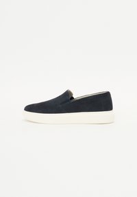 Scarpa slip-on in suede blu navy con suola in gomma bianca, caratterizzata da una texture liscia e un design minimalista, ideale per un look casual.