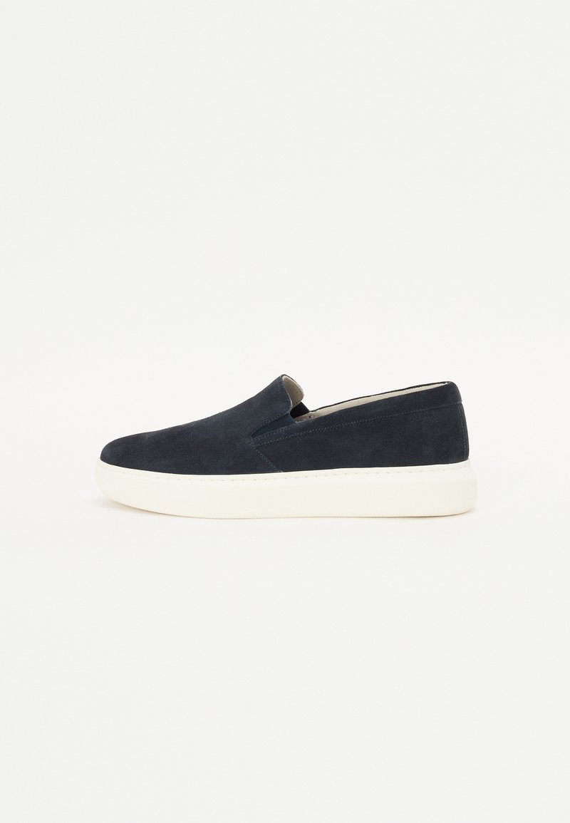 Tengerészkék velúr slip-on cipő fehér gumitalppal, sima textúrával és minimalista dizájnnal, tökéletes hétköznapi viselethez.