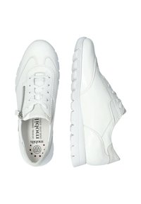 Baskets blanches en cuir lisse et perforé, avec un laçage et une fermeture éclair, et une semelle en caoutchouc texturé.