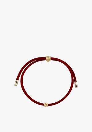 Bracelet cordon rouge ajustable avec un coulissant en forme de cœur doré et un pendentif cube doré gravé de la lettre A.