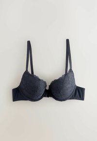 Donkerblauwe beha met kantafwerking op de cups, gladde stof, verstelbare bandjes en een haak-en-oogsluiting op de rug.