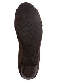 Svart lädersko sula med texturerat gummi grepp och horisontellt randigt mönster; har präglad märkning och en rundad hälsektion.