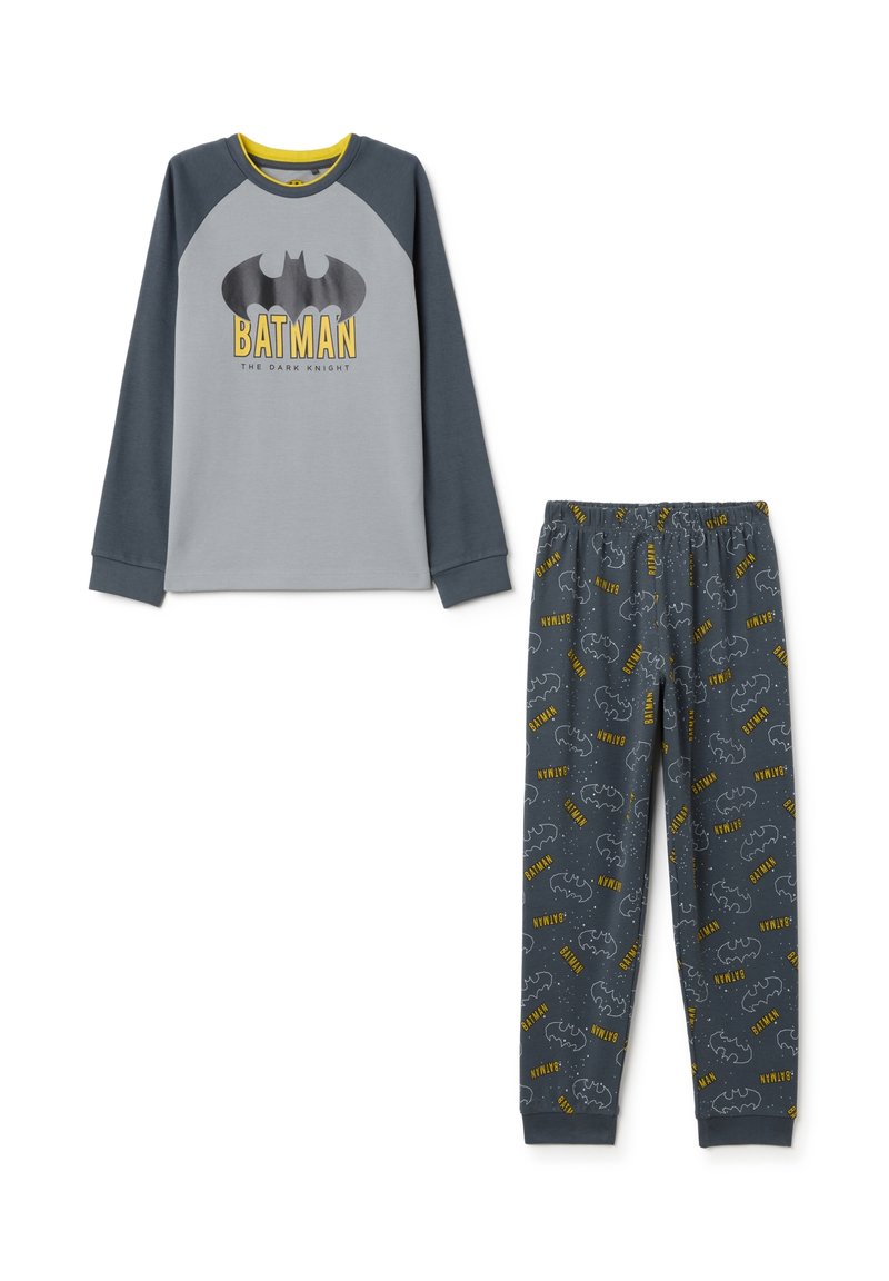 Conjunto de pijama de Batman en gris que incluye una camiseta de manga larga con un logo y texto amarillo, y pantalones estampados con cinturilla ajustable.