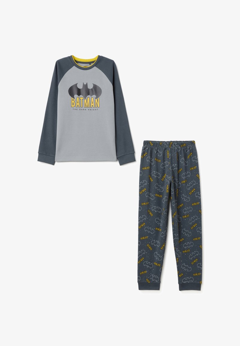 Conjunto de pijama de Batman en gris que incluye una camiseta de manga larga con un logo y texto amarillo, y pantalones estampados con cinturilla ajustable.