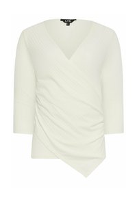 Weißes, geripptes V-Neck-Oberteil mit Dreiviertelärmeln, das ein Wickeldesign und geraffte Textur an der Seite aufweist, was einen diagonalen Saum schafft.