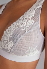 Intimissimi PRETTY FLOWERS - Sujetador sin aros - weiß j ice grey talco