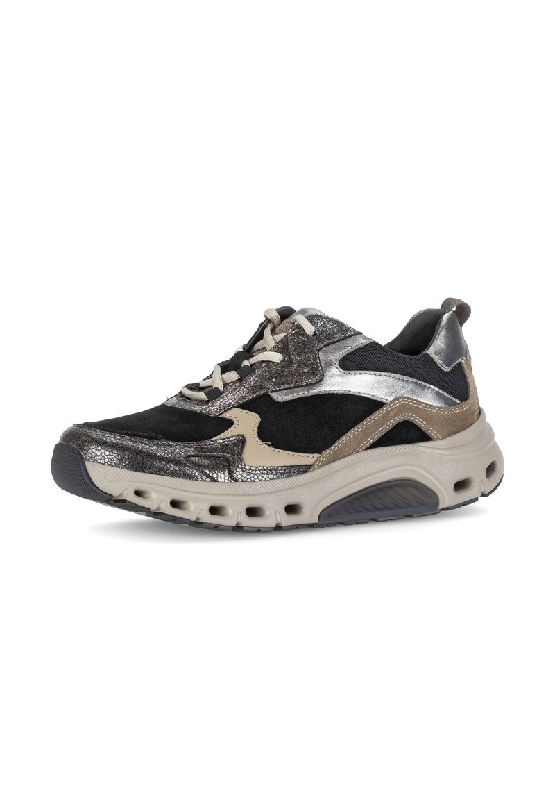 Chaussure de sport noire et argent métallique avec des surfaces texturées, un design à lacets, une semelle rembourrée et des accents décoratifs en beige.