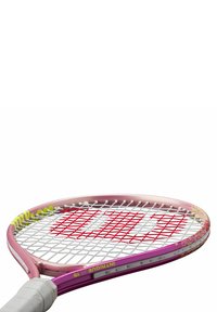 Tennisschema met een roze en witte frame, witte snaren en een rood vierkant ontwerp in het midden. Heeft een gestructureerde grip.