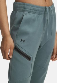 Under Armour UNSTOPPABLE FLEECE - Tepláky - jasper blue