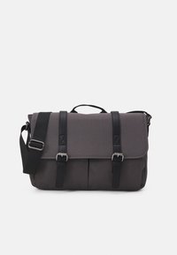 Borsa a tracolla grigia in tessuto con pattina, due tracolle nere e accessori in argento. Include una maniglia superiore e una tracolla regolabile.
