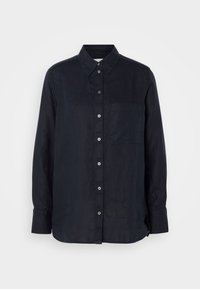 Chemise à manches longues bleu marine foncé en lin. Comprend un col boutonné, une fermeture à boutons sur le devant et une poche poitrine simple.