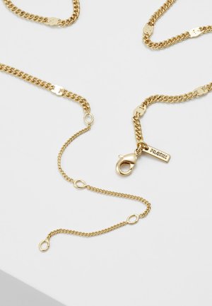 Collier chaîne ton or avec fermoir mousqueton et maillons réglables, avec une petite plaque rectangulaire gravée portant la mention "PILGRIM."