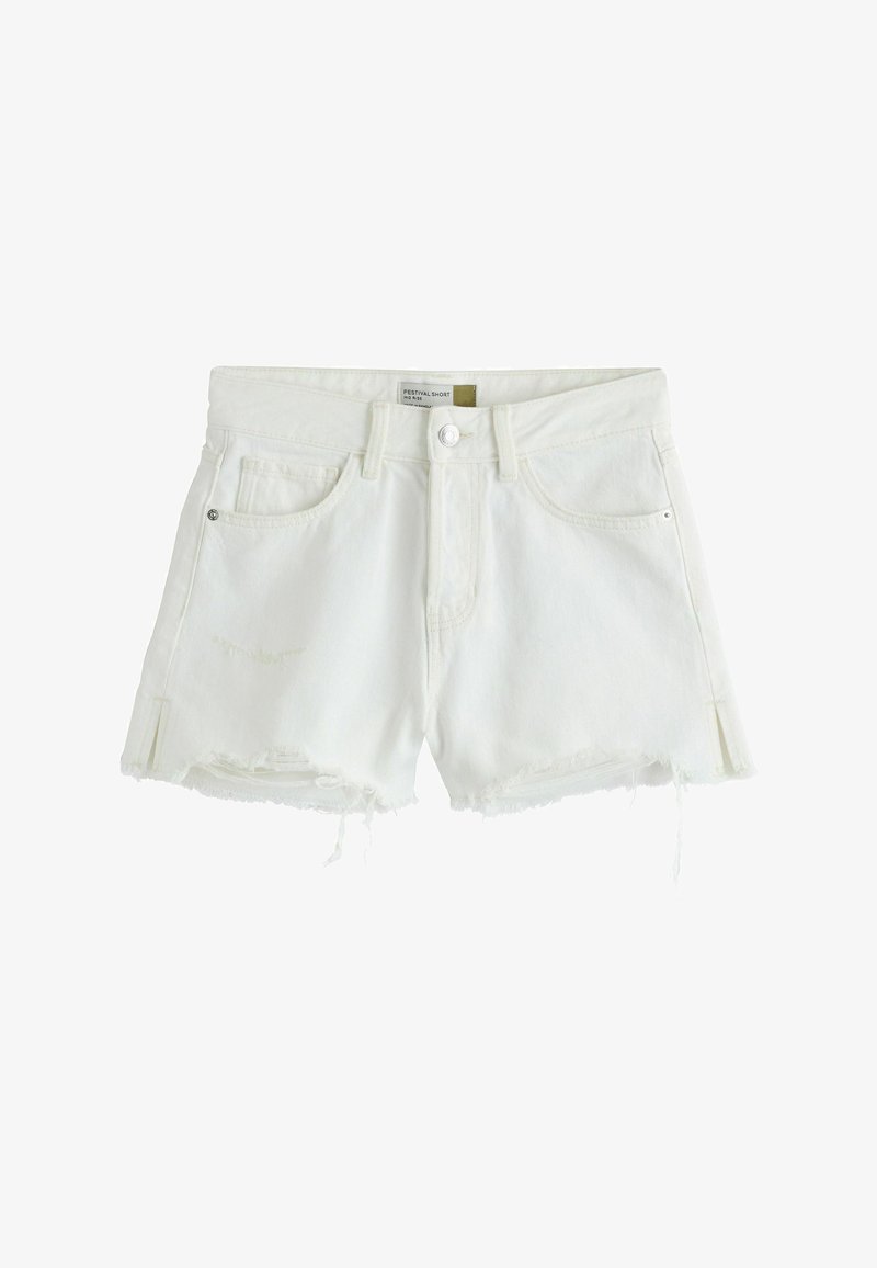 Hvide denimshorts med frynset kant, knaplukning foran, bæltestropper samt for- og baglommer.