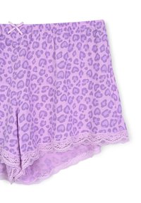 Pantaloni corti a fantasia leopardata viola con orlo in pizzo e cintura elastica. Tessuto morbido con macchie a forma di cuore in diverse sfumature di viola.