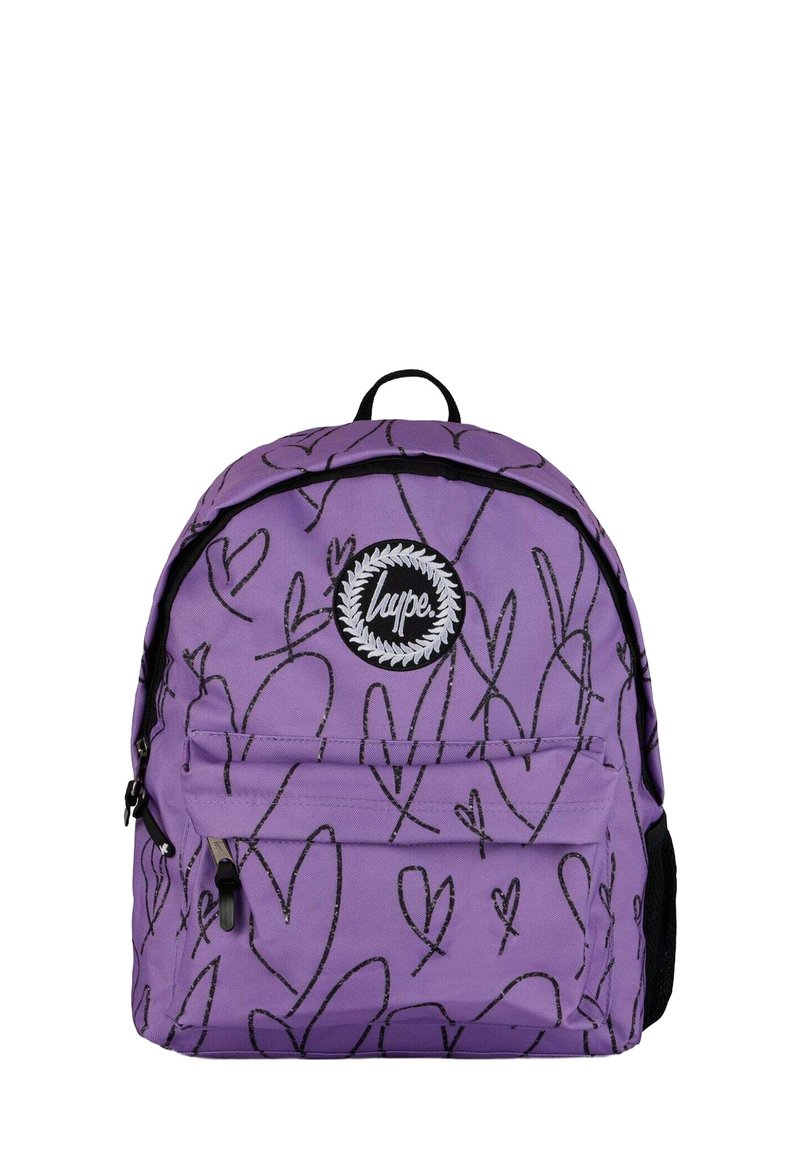 Violetti reppu, jossa on mustia sydänkuvioita, etupokki vetoketjulla ja pyöreä logo-patch. Valmistettu kestävästä kankaasta, jossa on säädettävät hihnat.