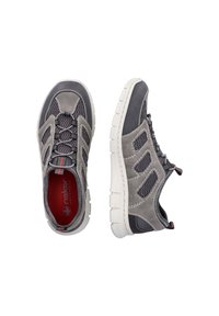 Baskets de sport grises avec des panneaux en daim et en maille, dotées d'une semelle blanche, d'accents rouges et d'un design sans lacets pour un enfilage facile.