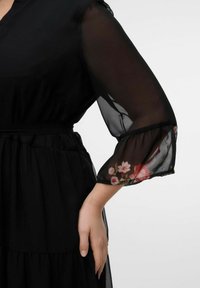 Vero Moda Curve VMULRIKKE LANGES - Maksikleit - black