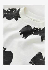 No seleccionado, white black bats