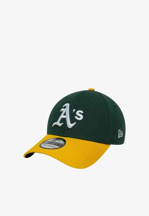 Dunkelgrüne und gelbe Baseballkappe mit weiß gesticktem "A's" Logo vorne und Größenaufkleber auf dem gelben Schirm.