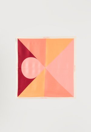 Kwadratowa apaszka z geometrycznym wzorem w odcieniach różu, brzoskwini, pomarańczy i bordowego, z motywem koła i trójkątnych sekcji, marka Calvin Klein.