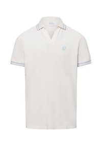 Witte polo shirt met korte mouwen, voorzien van een V-hals, lichtblauwe bies op de kraag en mouwen, en een subtiel logo op de borst.