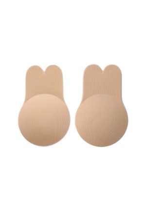 Coppia di inserti adesivi in silicone beige per reggiseno con parte superiore divisa per modellare e sollevare, mostrati su sfondo bianco.