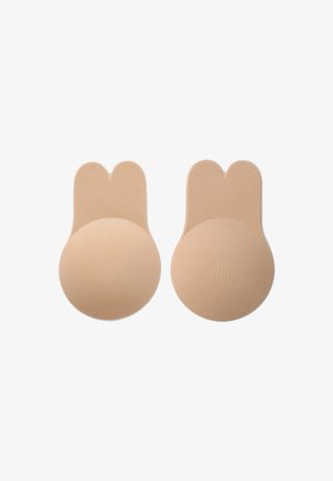 Coppia di inserti adesivi in silicone beige per reggiseno con parte superiore divisa per modellare e sollevare, mostrati su sfondo bianco.