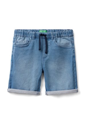 Short en jean bleu clair avec une finition texturée. Dispose d'une taille élastique, d'un cordon de serrage bleu marine et de revers. Deux poches à l'avant.