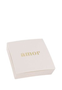 Confezione quadrata di colore rosa chiaro con angoli arrotondati, con la parola "amor" in lettere dorate sulla superficie superiore. Texture liscia.
