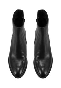 Schwarze Leder-Stiefeletten mit glatter Textur, spitzem Zeh und seitlichen Reißverschlüssen; minimalistisches Design ohne sichtbare Verzierungen.