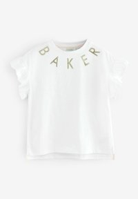 T-shirt bianca a maniche corte in cotone, con maniche arricciate e la parola "BAKER" in lettere dorate metalliche sul petto.