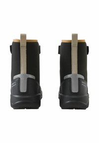 Czarne wodoodporne buty za kostkę o gładkiej powierzchni, szare akcenty i brązowa pętelka z tyłu. Zaprojektowane z solidną gumową podeszwą dla lepszej przyczepności.