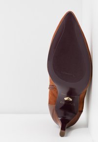 Tamaris Heart & Sole Klassiska stövletter - cognac