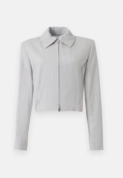 Ελαφρώς γκρι κοντοκαμωμένο σακάκι με μακριά μανίκια, μυτερό γιακά και εμπρόσθιο φερμουάρ, κατασκευασμένο από ύφασμα με διακριτή υφή.