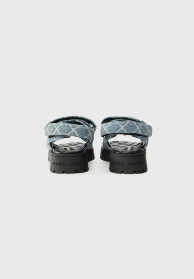 Denim sandaal met een ruitpatroon en een zwarte rubberen zool. Verstelbare riemen met een gestikte textuur op het voetbed.