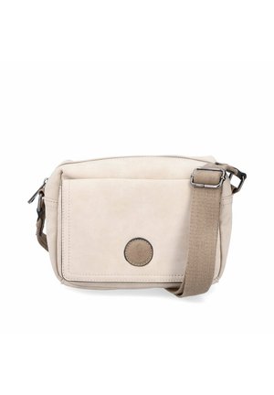 Beżowa torba na ramię z przednią kieszenią na klapę, okrągłą naszywką z logo oraz regulowanym brązowym paskiem z tkaniny z metalową klamrą.